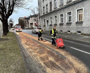 Bagger verliert Hydrauliköl- Massive Ölspur in der Villacher Innenstadt